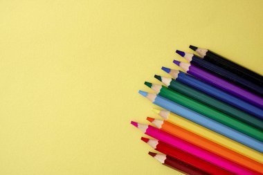 Renkli kalemlerin yakın çekim fotoğrafı.