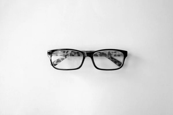 眼鏡を読むスタジオ写真 — ストック写真