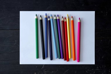 Renkli kalemlerin yakın çekim fotoğrafı.