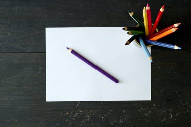 Renkli kalemlerin yakın çekim fotoğrafı.