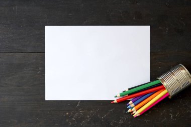 Renkli kalemlerin yakın çekim fotoğrafı.