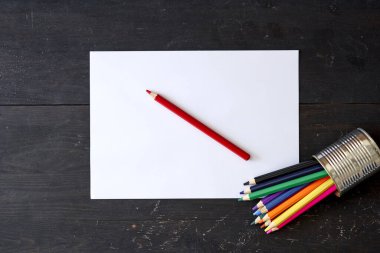 Renkli kalemlerin yakın çekim fotoğrafı.