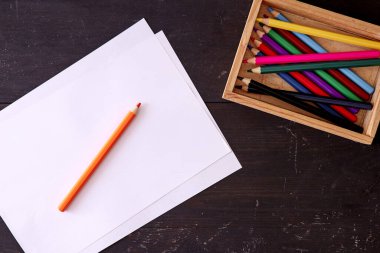 Renkli kalemlerin yakın çekim fotoğrafı.