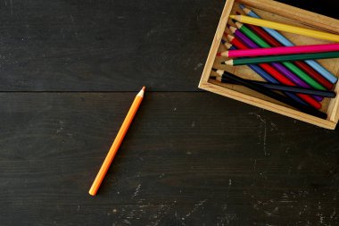 Renkli kalemlerin yakın çekim fotoğrafı.