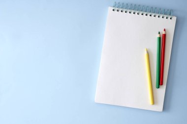 Renkli kalemlerin yakın çekim fotoğrafı.