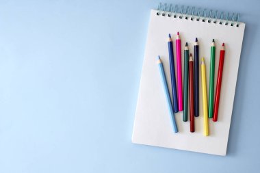 Renkli kalemlerin yakın çekim fotoğrafı.