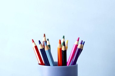 Renkli kalemlerin yakın çekim fotoğrafı.