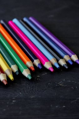 Renkli kalemlerin yakın çekim fotoğrafı.