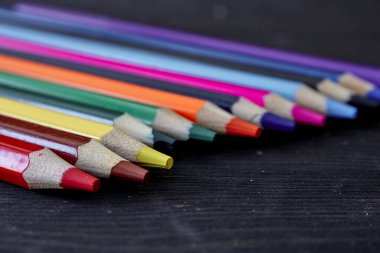 Renkli kalemlerin yakın çekim fotoğrafı.