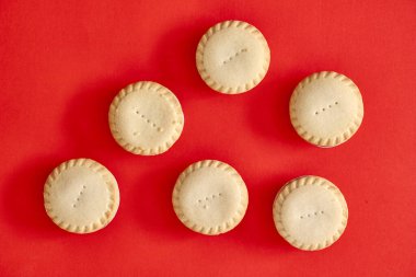 Noel meyveli turtalarının stüdyo fotoğrafı.