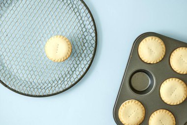 Noel meyveli turtalarının stüdyo fotoğrafı.