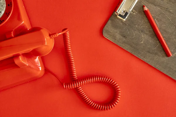 Ein Studiofoto Eines Roten Telefons — Stockfoto