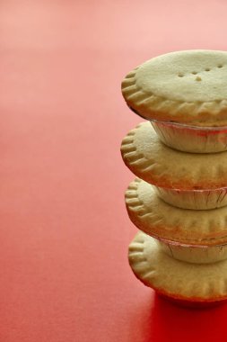 Noel meyveli turtalarının stüdyo fotoğrafı.