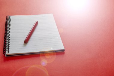 Boş bir not defterinin stüdyo fotoğrafı.