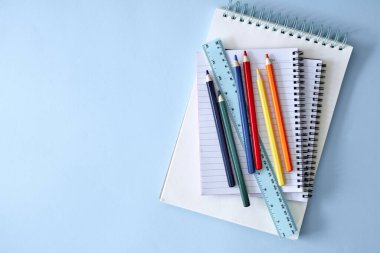 Renkli kalemlerin yakın çekim fotoğrafı.