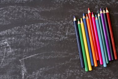 Renkli kalemlerin yakın çekim fotoğrafı.