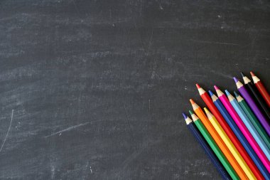 Renkli kalemlerin yakın çekim fotoğrafı.
