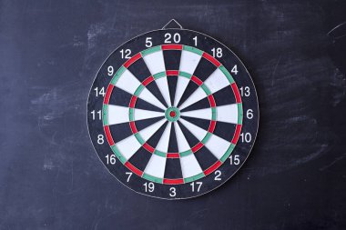 Bir dart tahtasının stüdyo fotoğrafı.