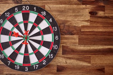 Bir dart tahtasının stüdyo fotoğrafı.