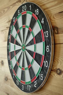 Bir dart tahtasının stüdyo fotoğrafı.