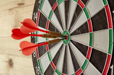 Bir dart tahtasının stüdyo fotoğrafı.