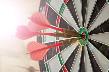 Bir dart tahtasının stüdyo fotoğrafı.