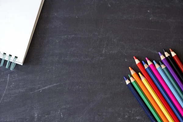 Renkli kalemlerin yakın çekim fotoğrafı.