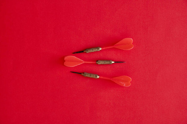 Студийное фото красного дротика