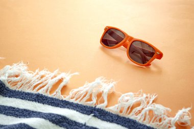 Bir güneş gözlüğünün stüdyo fotoğrafı.