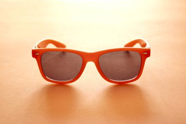 Bir güneş gözlüğünün stüdyo fotoğrafı.