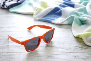 Bir güneş gözlüğünün stüdyo fotoğrafı.