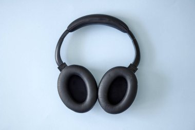 Siyah kulaklıkların stüdyo fotoğrafı.