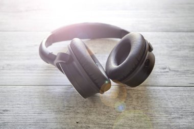 Siyah kulaklıkların stüdyo fotoğrafı.