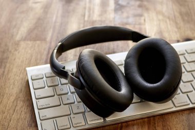 Siyah kulaklıkların stüdyo fotoğrafı.