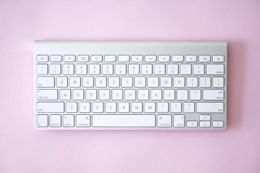 Kablosuz bir klavyenin stüdyo fotoğrafı.