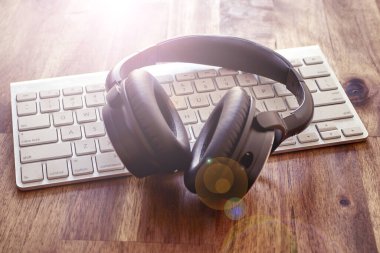 Siyah kulaklıkların stüdyo fotoğrafı.