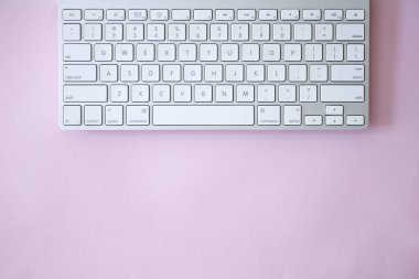 Kablosuz bir klavyenin stüdyo fotoğrafı.