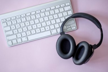 Kablosuz bir klavyenin stüdyo fotoğrafı.