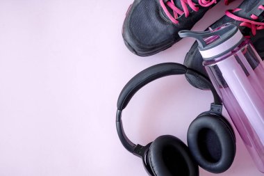 Siyah kulaklıkların stüdyo fotoğrafı.