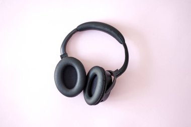 Siyah kulaklıkların stüdyo fotoğrafı.