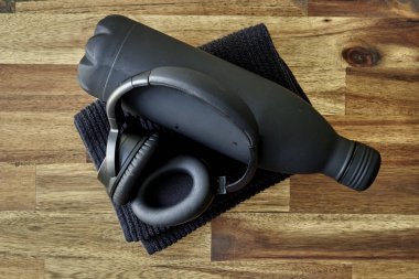 Stüdyo fotoğrafında siyah bir su kanalı var.