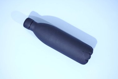 Stüdyo fotoğrafında siyah bir su kanalı var.