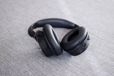 Siyah kulaklıkların stüdyo fotoğrafı.