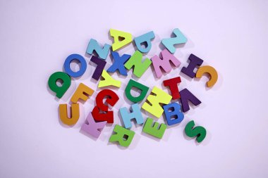 Alfabe harflerinin stüdyo fotoğrafı.