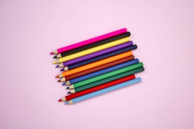Renkli kalemlerin yakın çekim fotoğrafı.