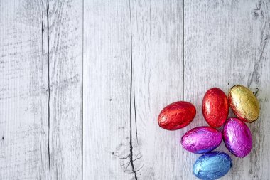 Çikolatalı paskalya yumurtalarının stüdyo fotoğrafı.