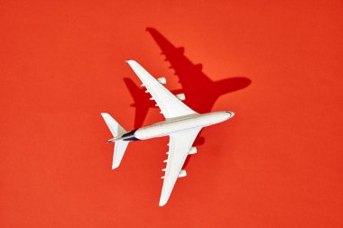 Stüdyoda çekilmiş bir uçak fotoğrafı.