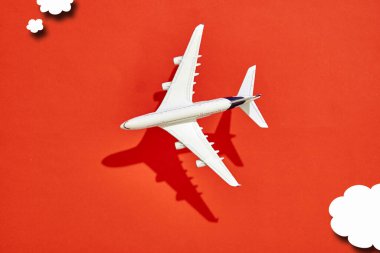 Stüdyoda çekilmiş bir uçak fotoğrafı.