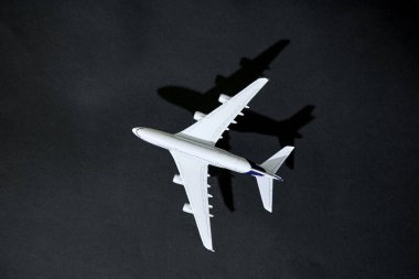 Stüdyoda çekilmiş bir uçak fotoğrafı.