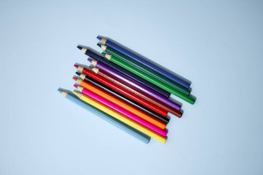 Renkli kalemlerin yakın çekim fotoğrafı.